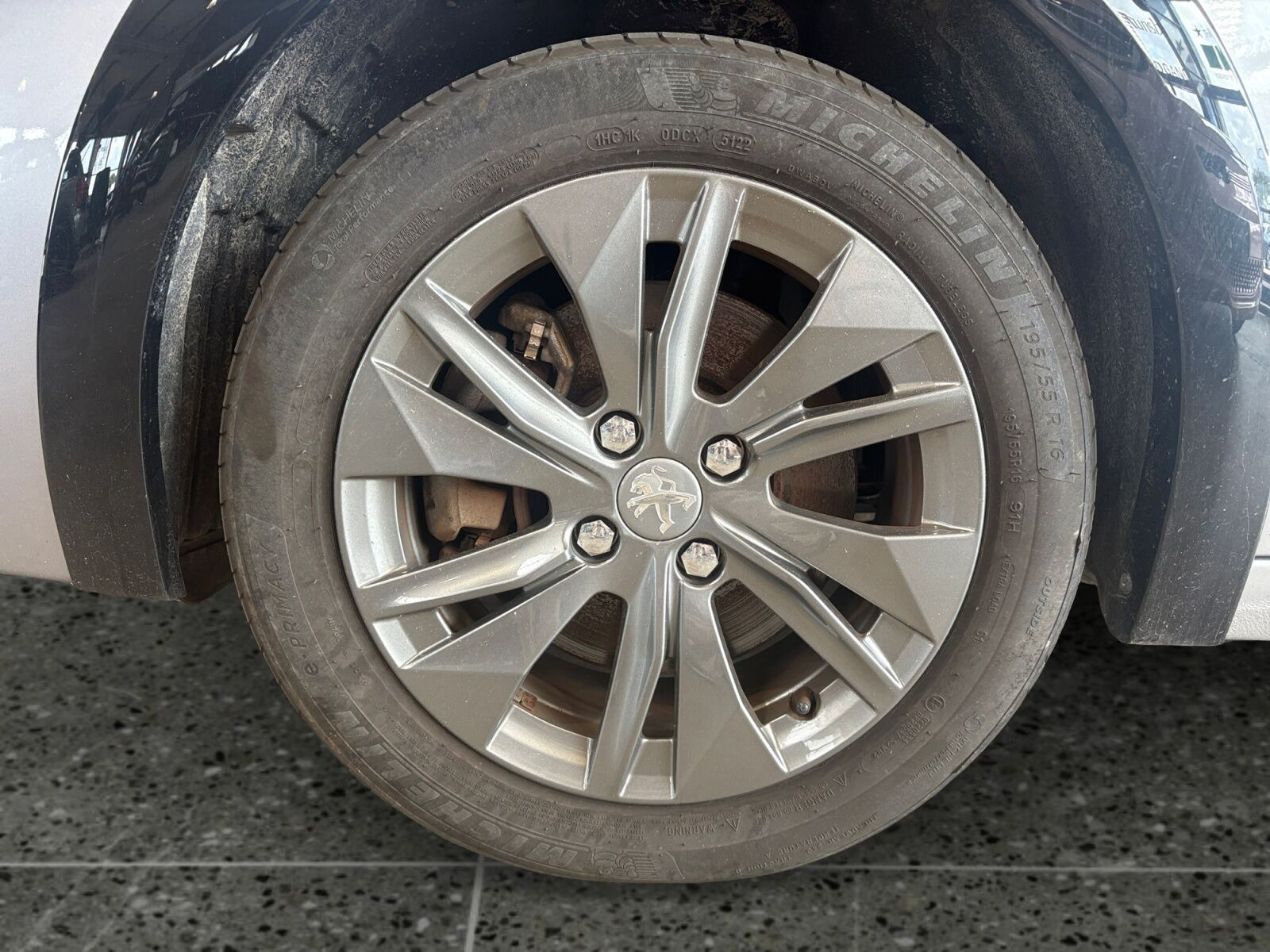 Grå Peugeot e-208 fra 2023