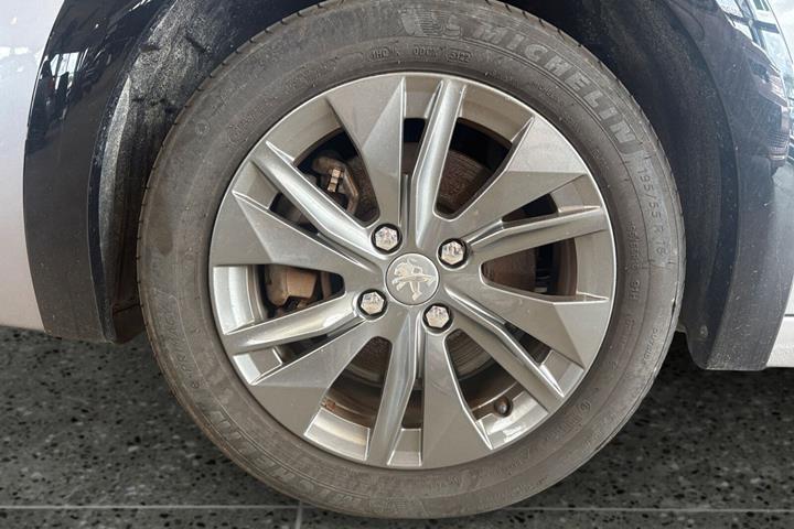 Grå Peugeot e-208 fra 2023