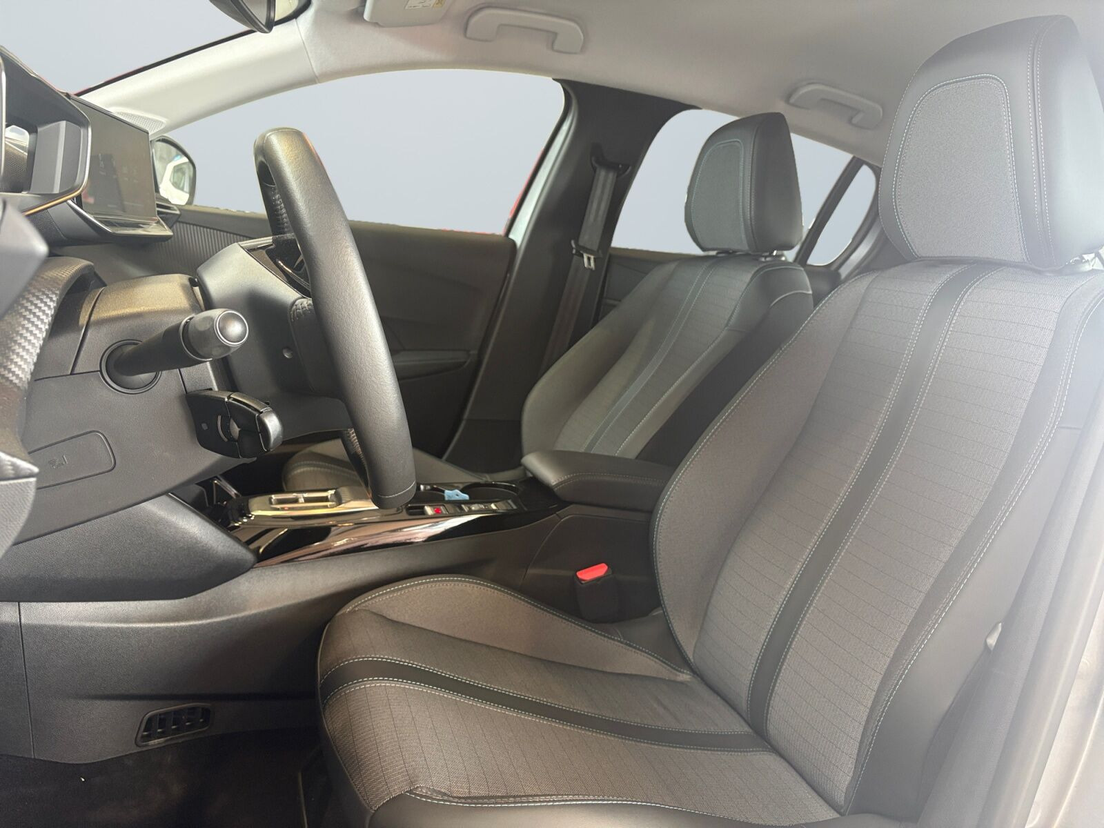 Grå Peugeot e-208 fra 2023
