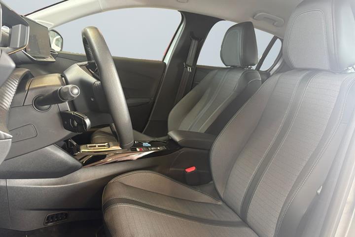 Grå Peugeot e-208 fra 2023