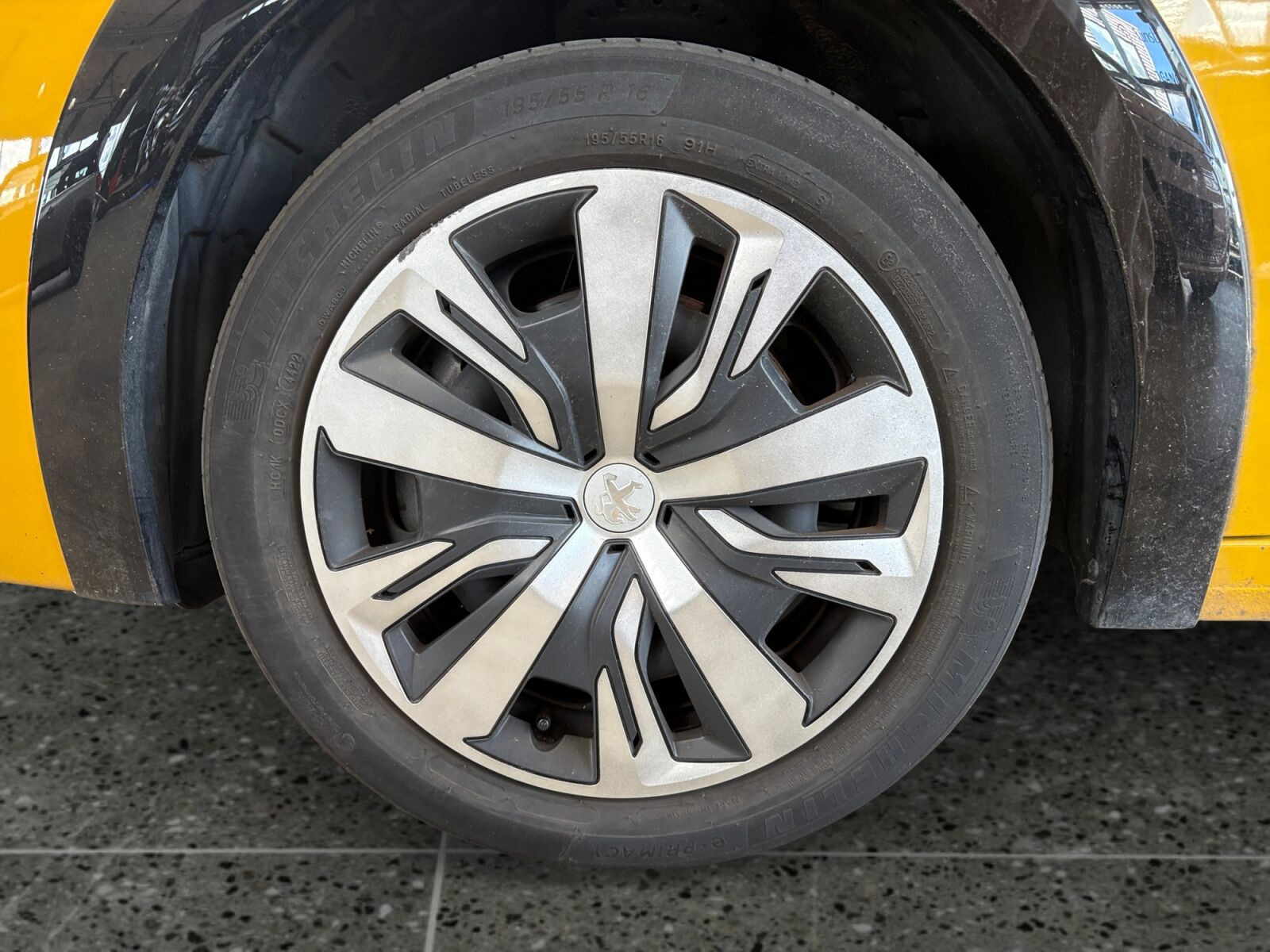 Gul Peugeot e-208 fra 2022