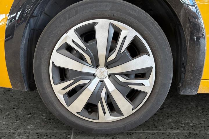 Gul Peugeot e-208 fra 2022