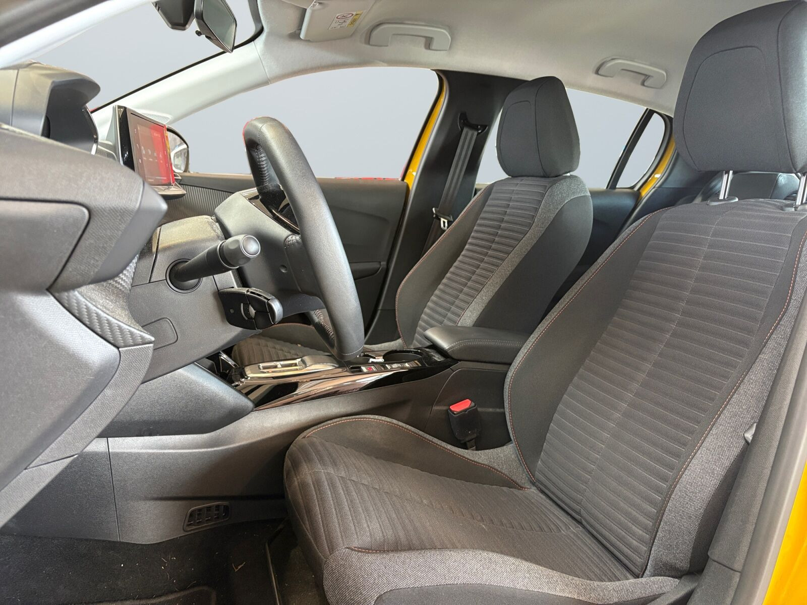 Gul Peugeot e-208 fra 2022
