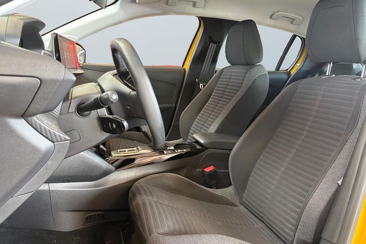 Gul Peugeot e-208 fra 2022