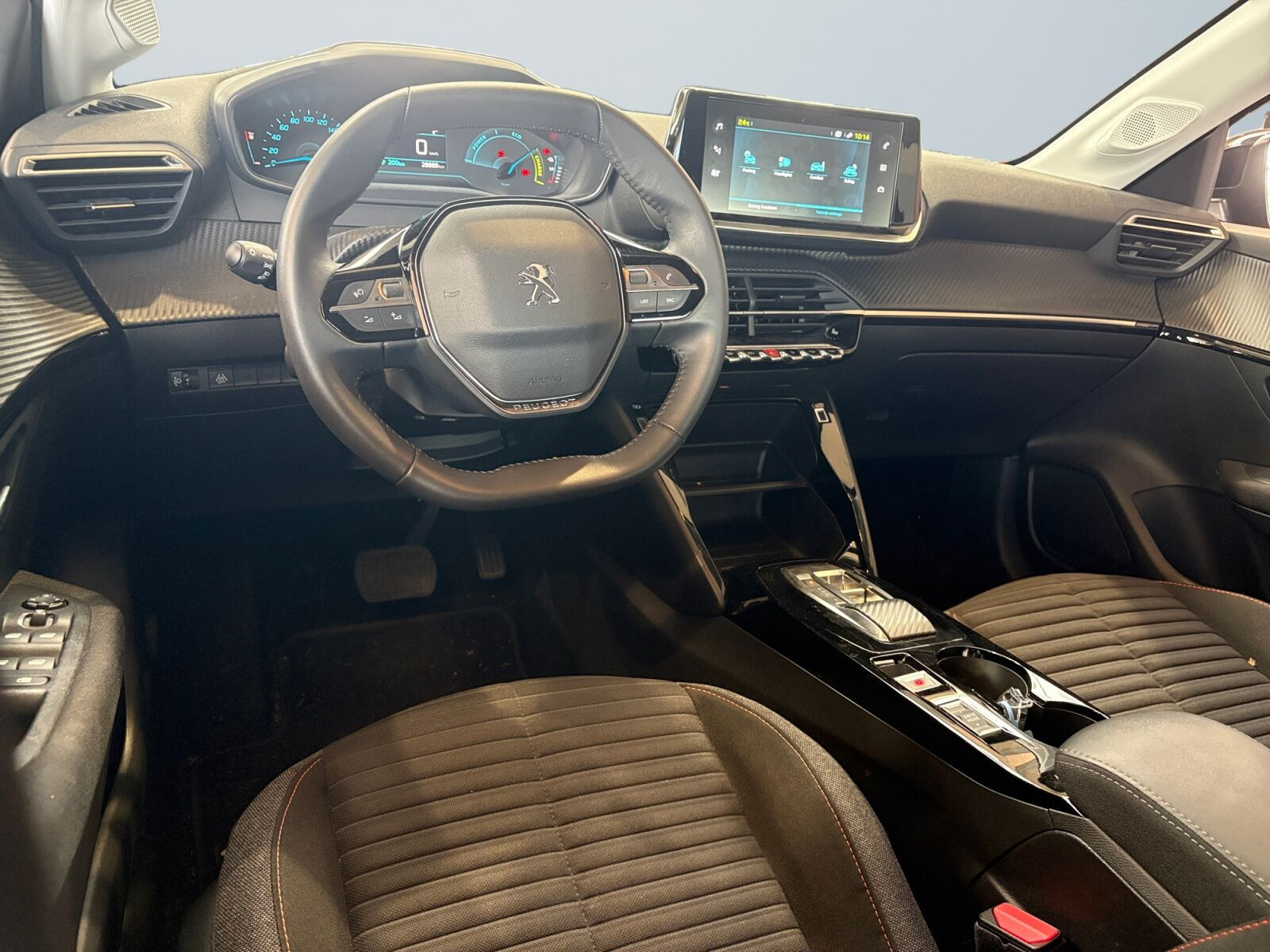 Gul Peugeot e-208 fra 2022