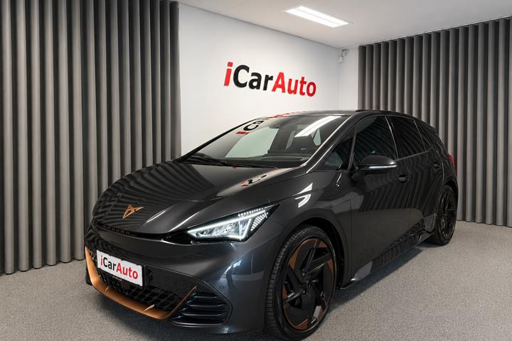 Grå Cupra Born fra 2022 set udefra