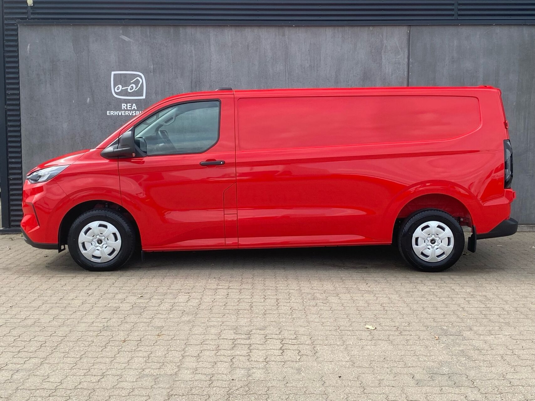 Rød Ford Transit Custom fra 2026