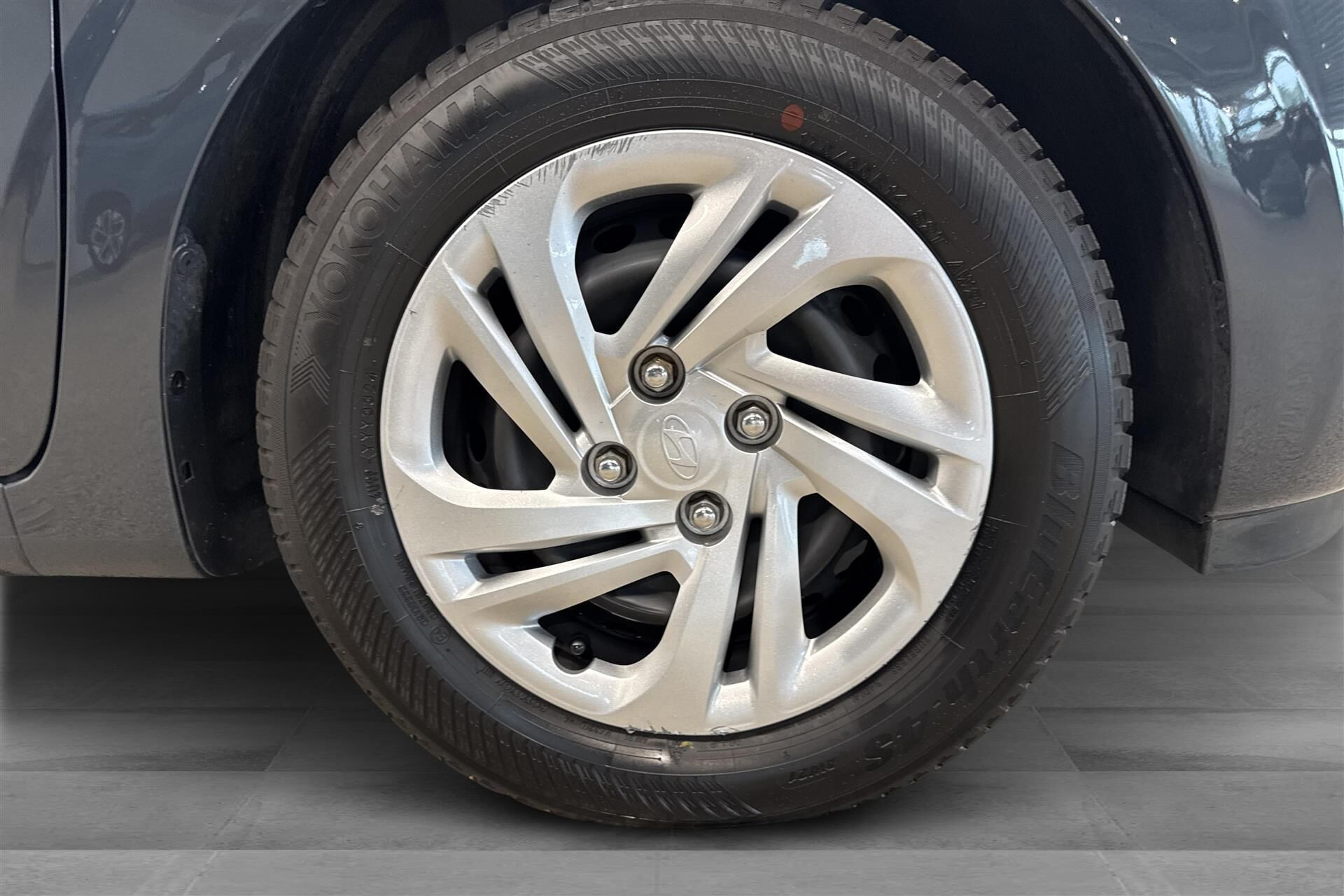 Grå Hyundai i10 fra 2025