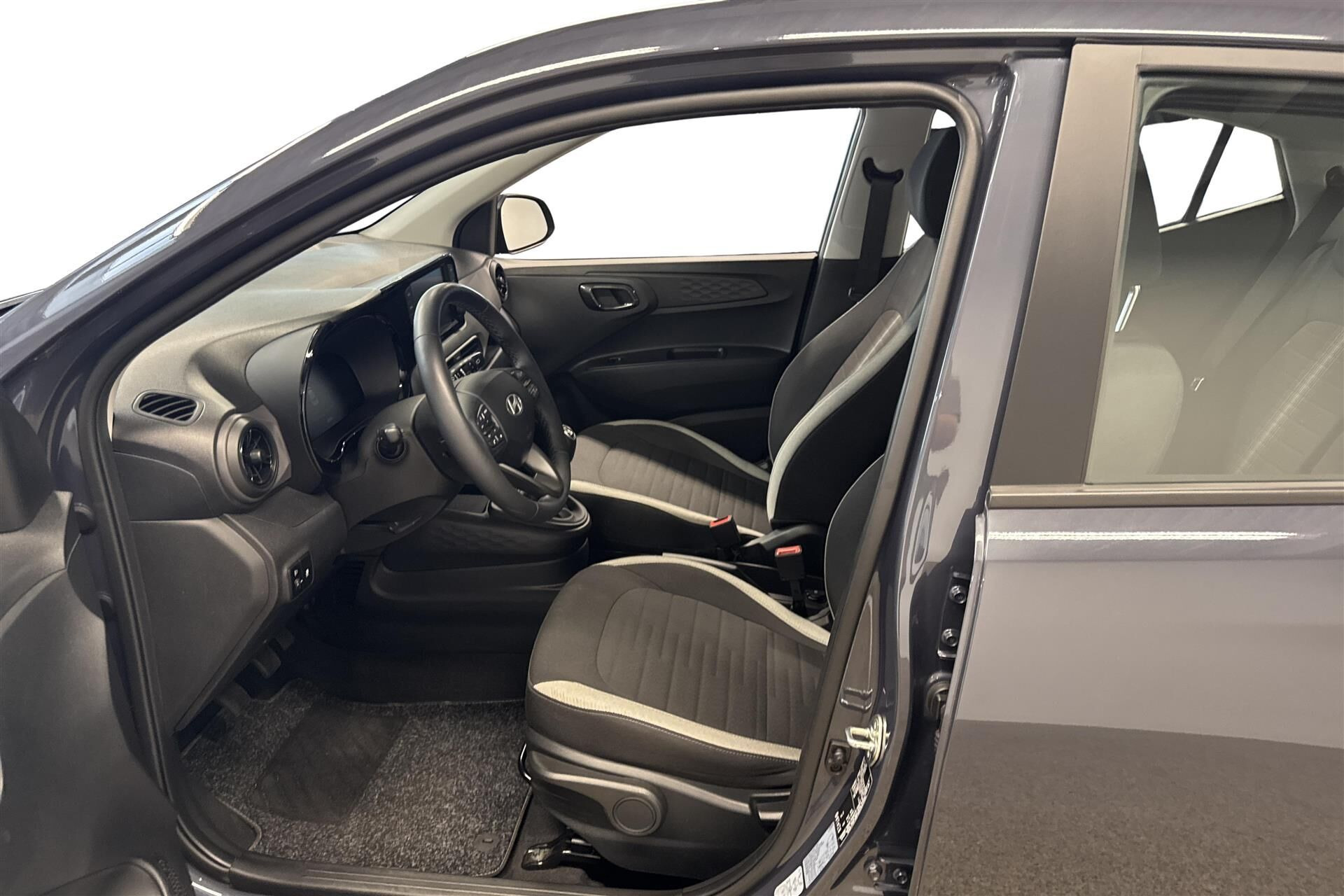 Grå Hyundai i10 fra 2025