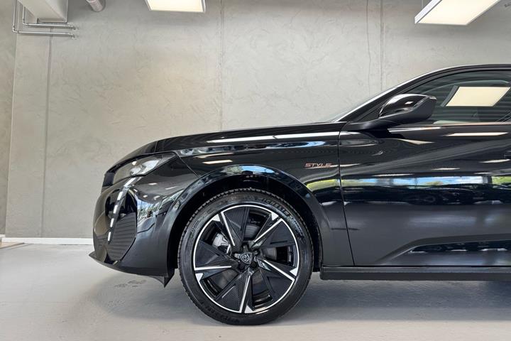 Sort Peugeot E-308 fra 2025