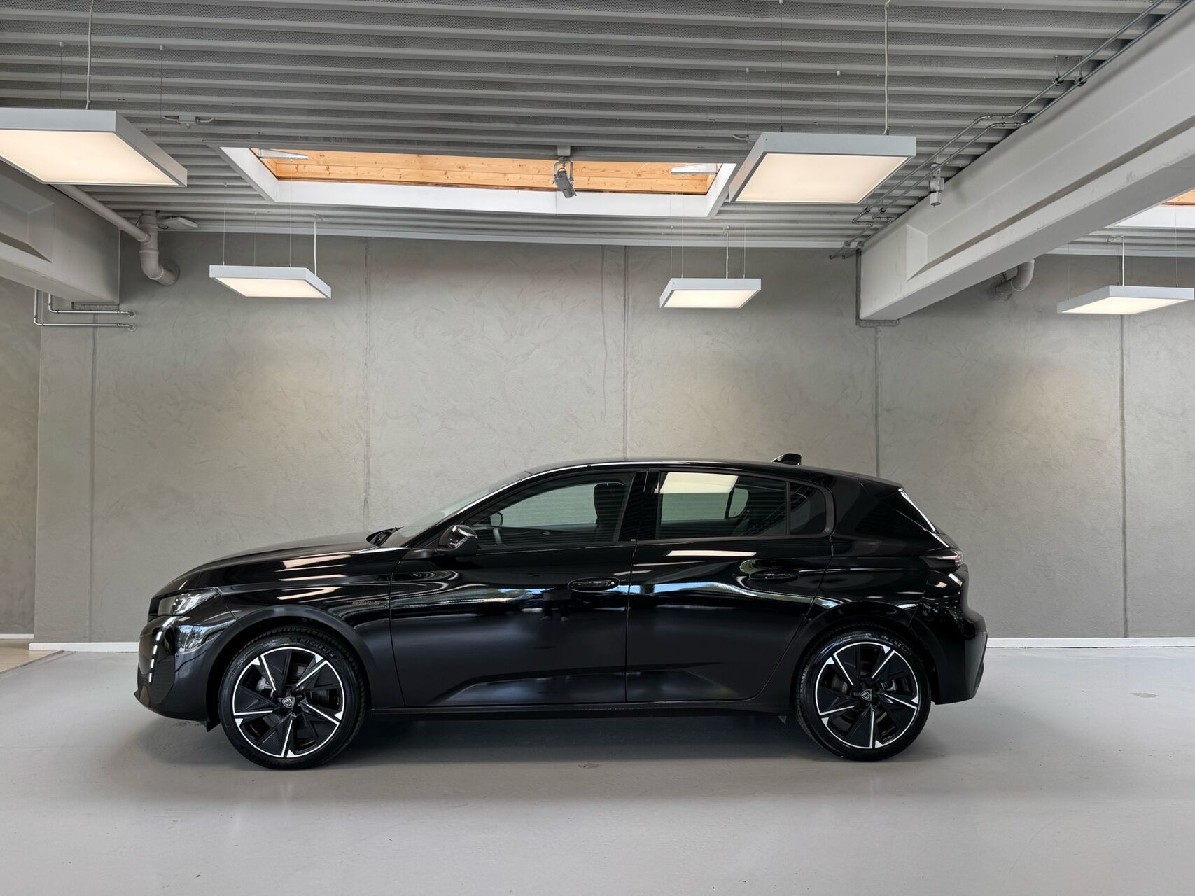 Sort Peugeot E-308 fra 2025