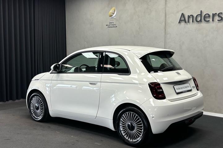 Hvid Fiat 500e fra 2023