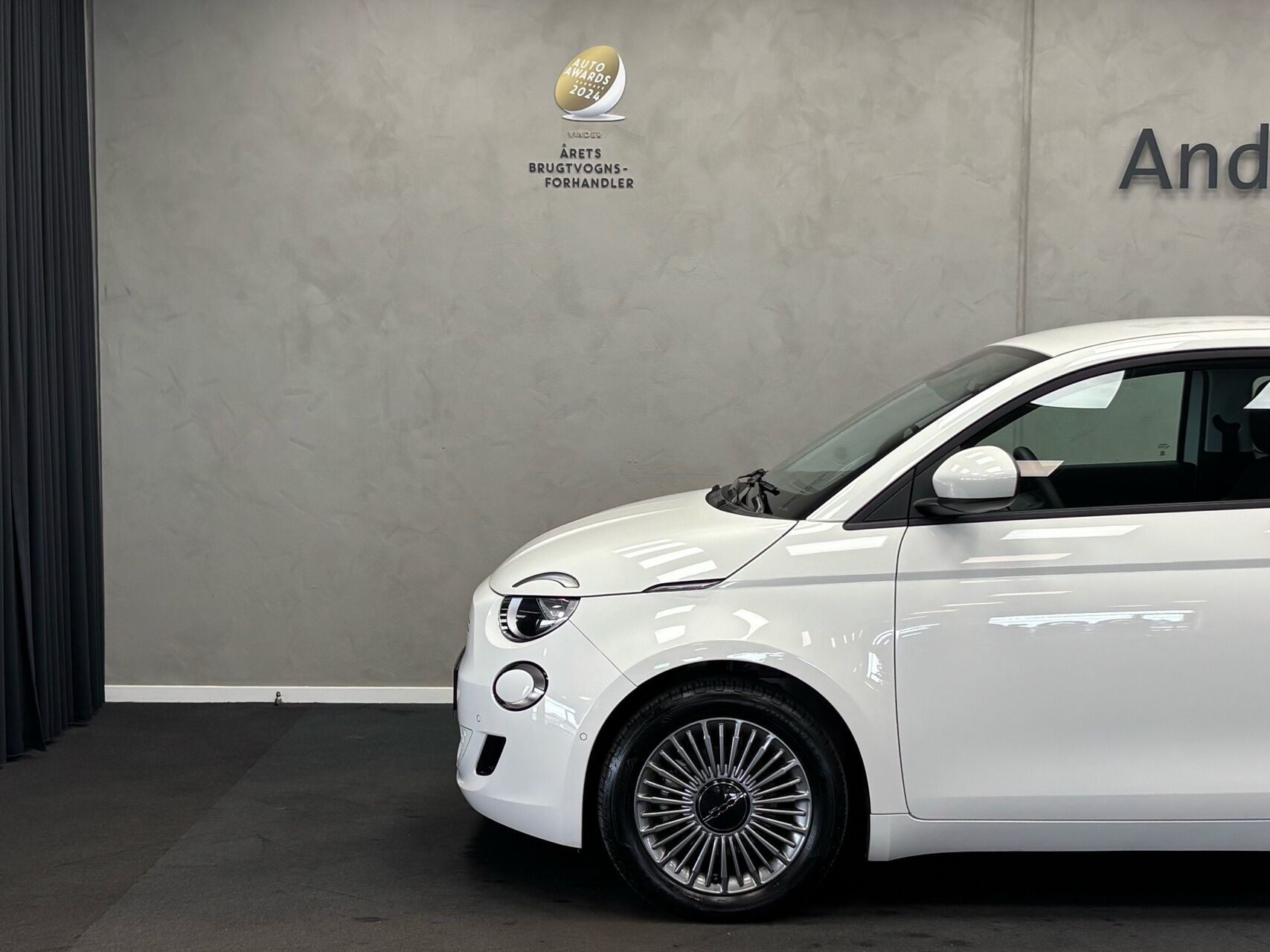 Hvid Fiat 500e fra 2023
