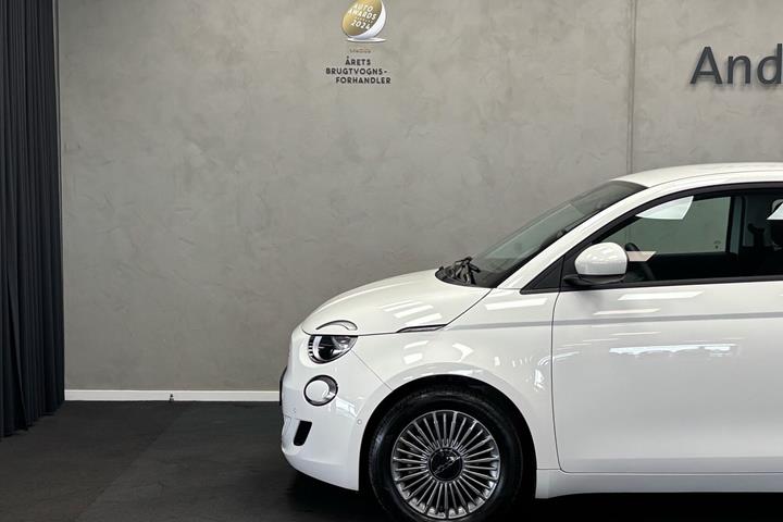 Hvid Fiat 500e fra 2023