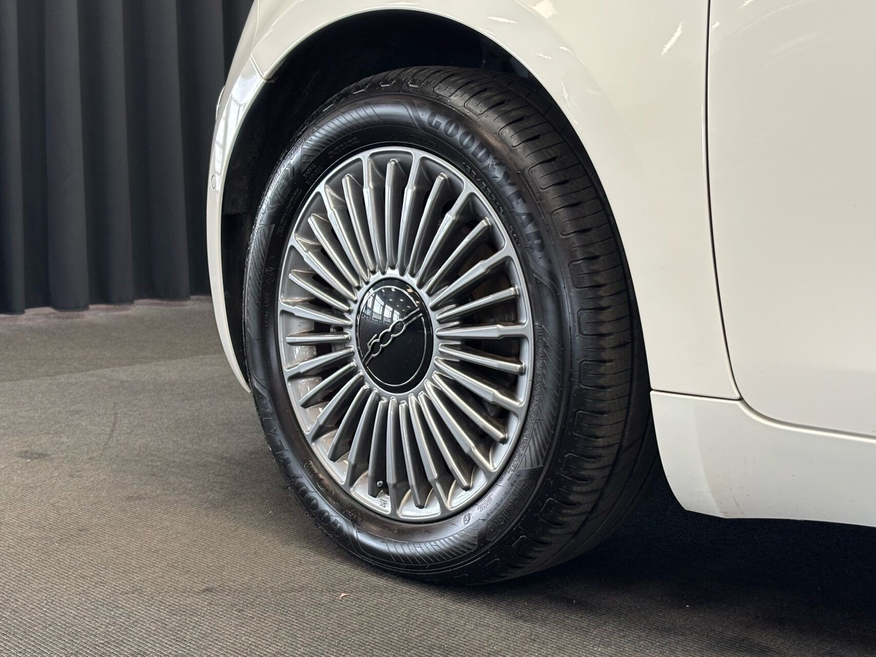 Hvid Fiat 500e fra 2023