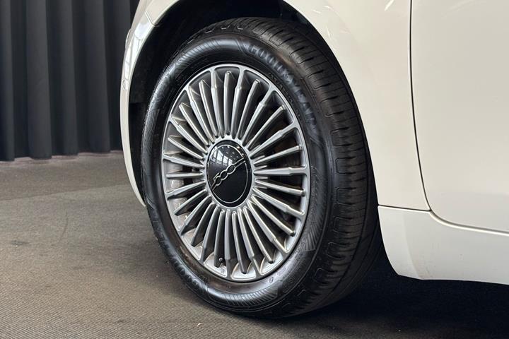 Hvid Fiat 500e fra 2023