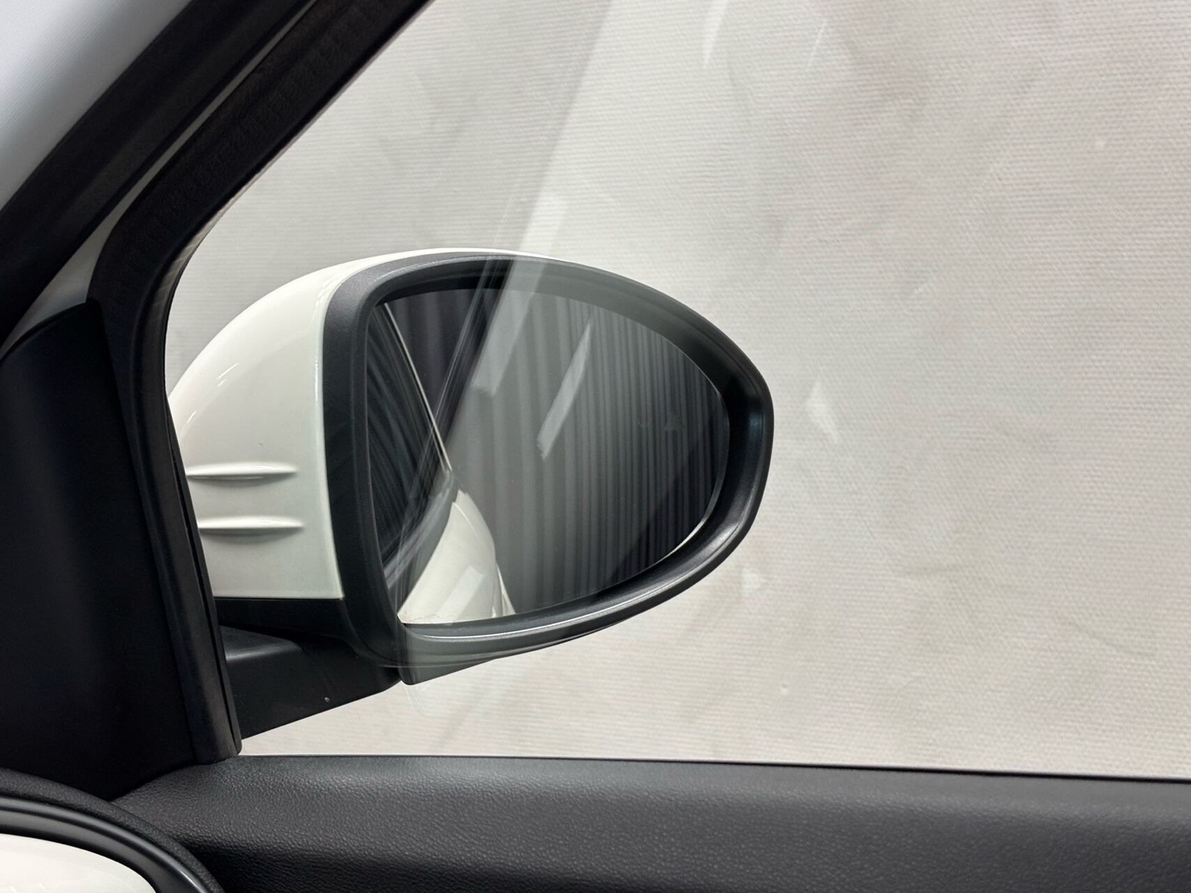 Hvid Fiat 500e fra 2023