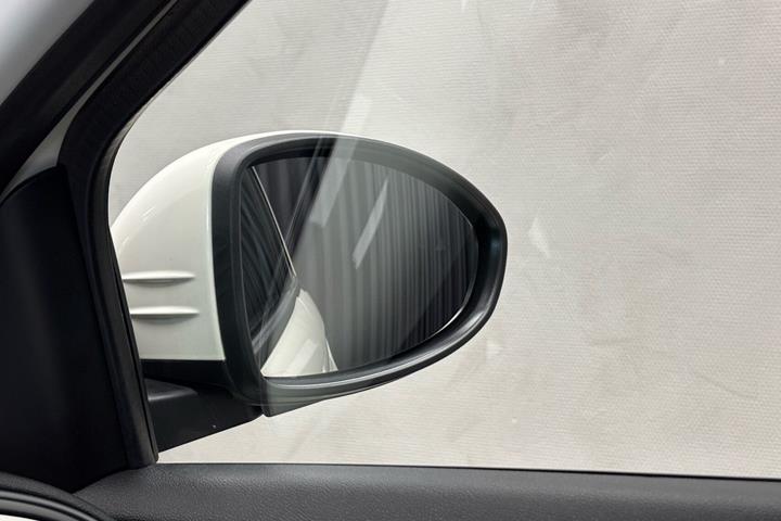 Hvid Fiat 500e fra 2023