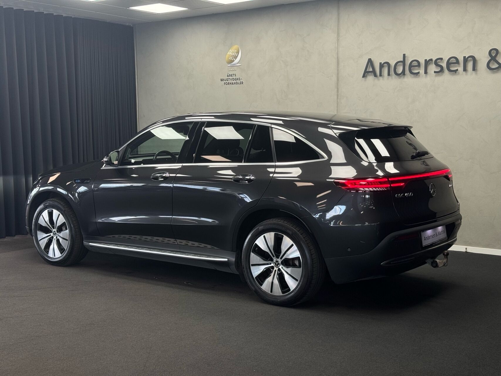 Grå Mercedes EQC 400 fra 2021