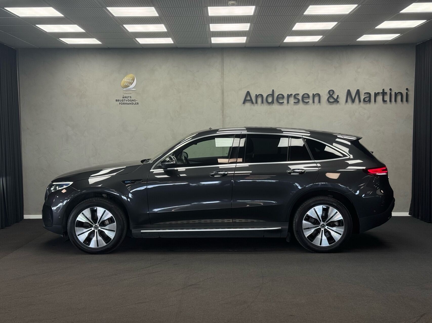 Grå Mercedes EQC 400 fra 2021