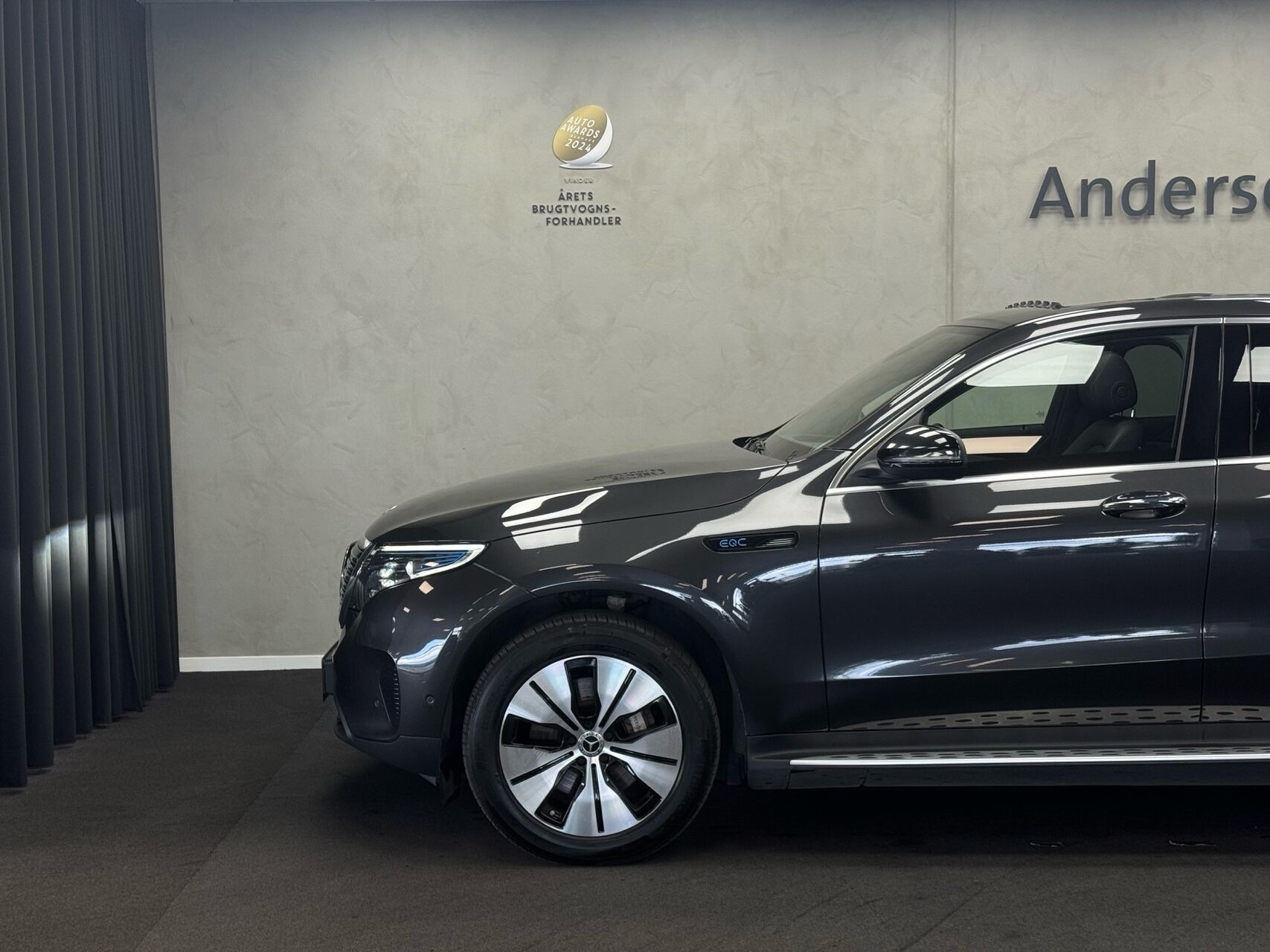 Grå Mercedes EQC 400 fra 2021