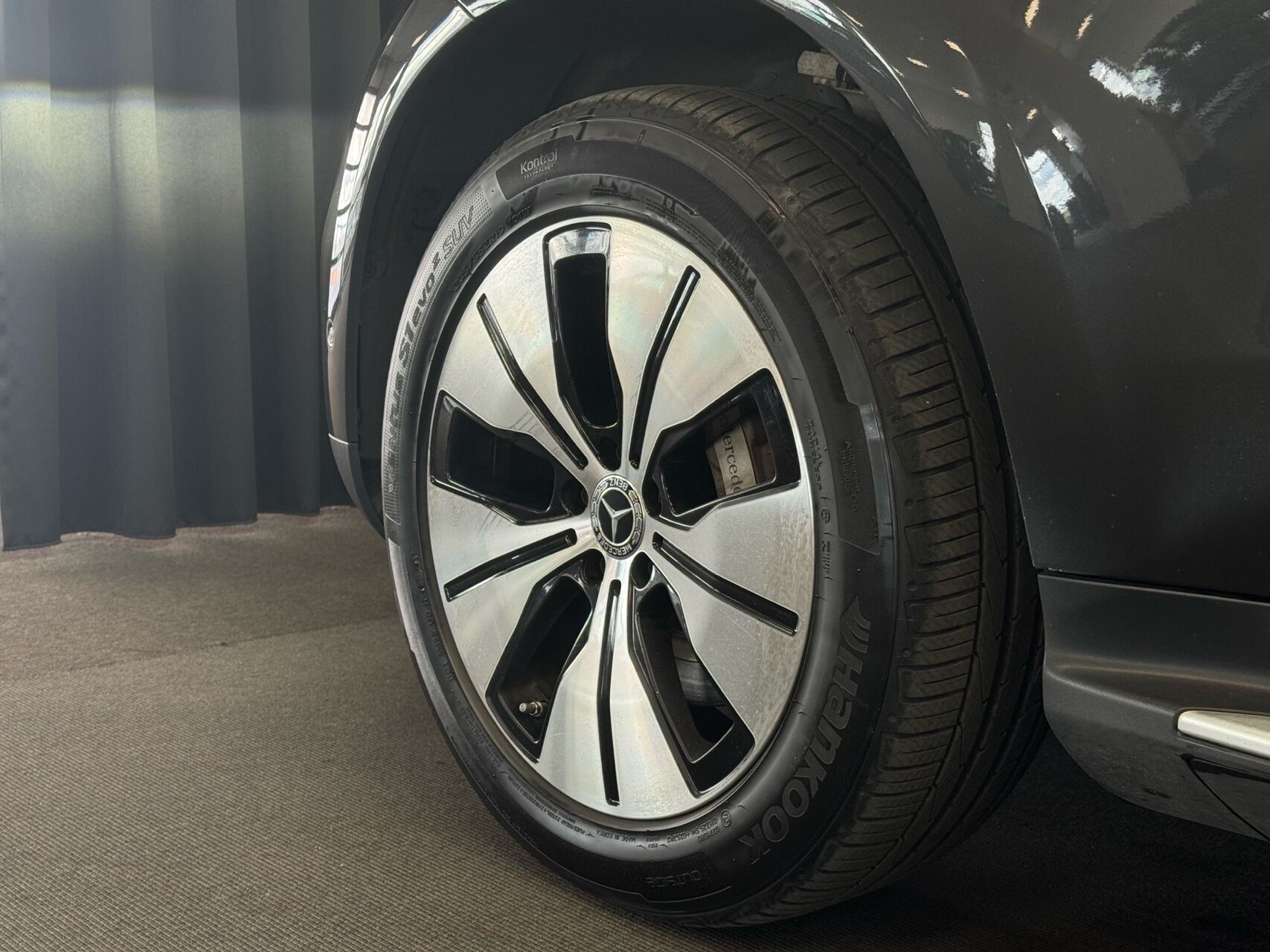 Grå Mercedes EQC 400 fra 2021