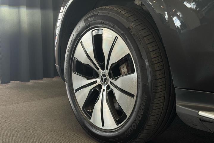Grå Mercedes EQC 400 fra 2021