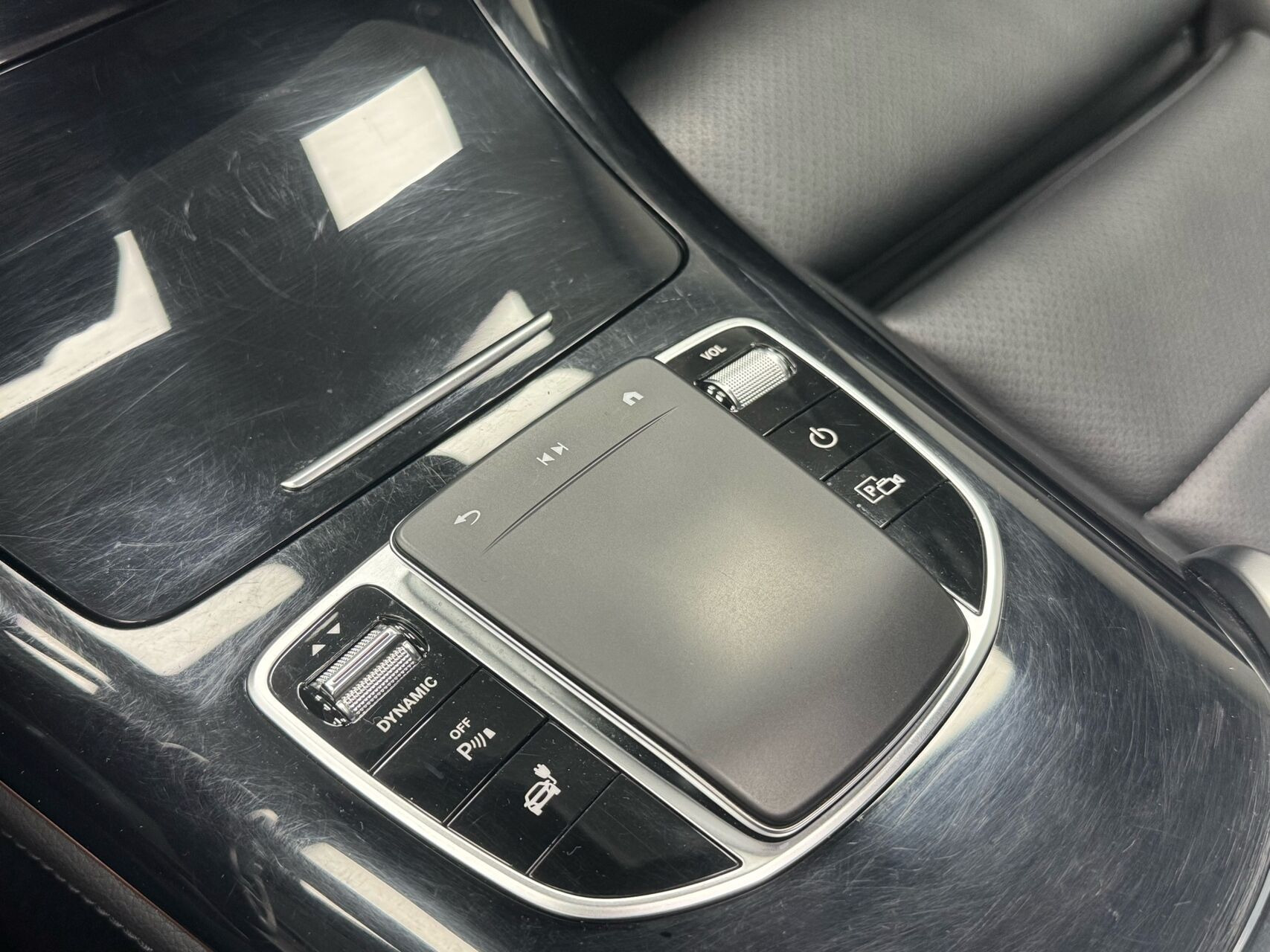 Grå Mercedes EQC 400 fra 2021
