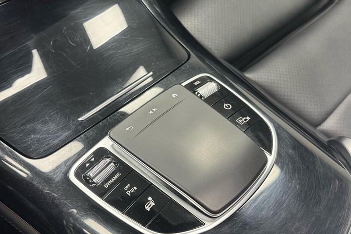 Grå Mercedes EQC 400 fra 2021