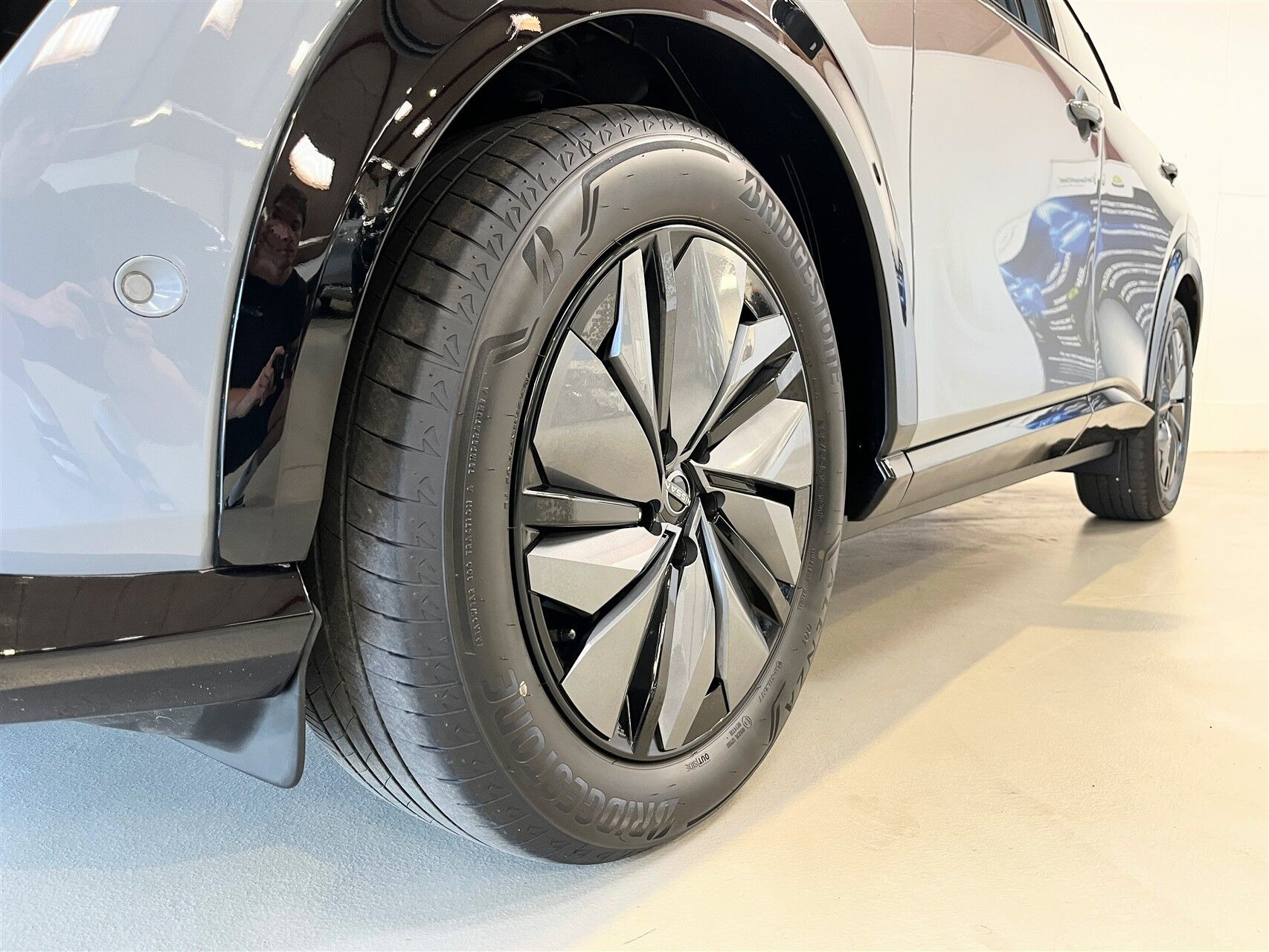Grå Nissan Ariya fra 2025