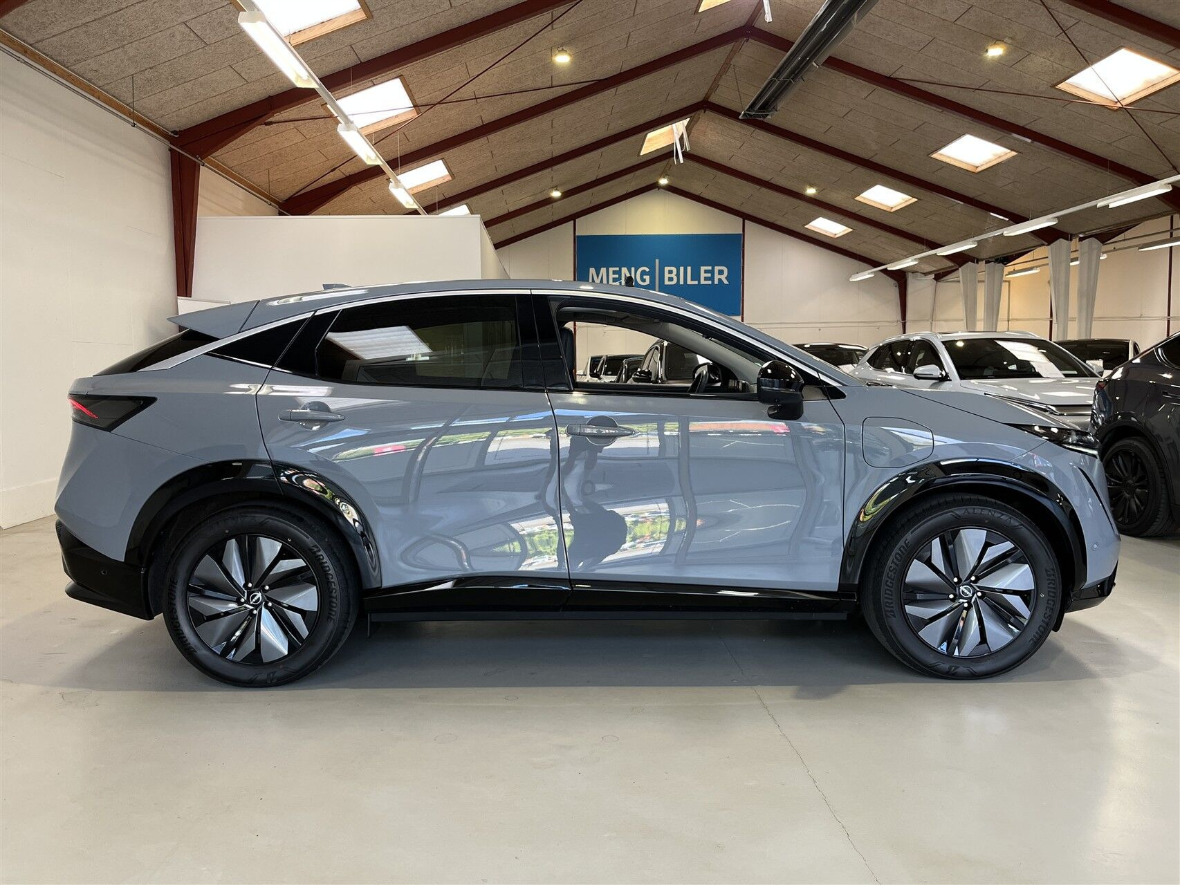 Grå Nissan Ariya fra 2025