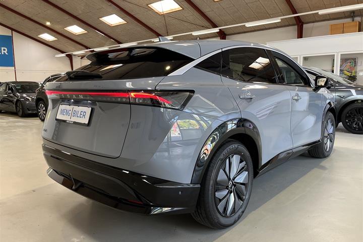 Grå Nissan Ariya fra 2025