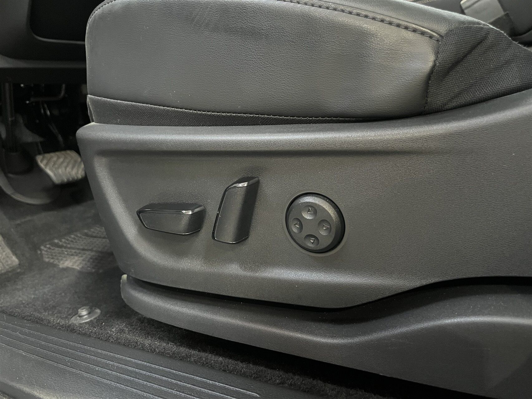 Grå Nissan Ariya fra 2025