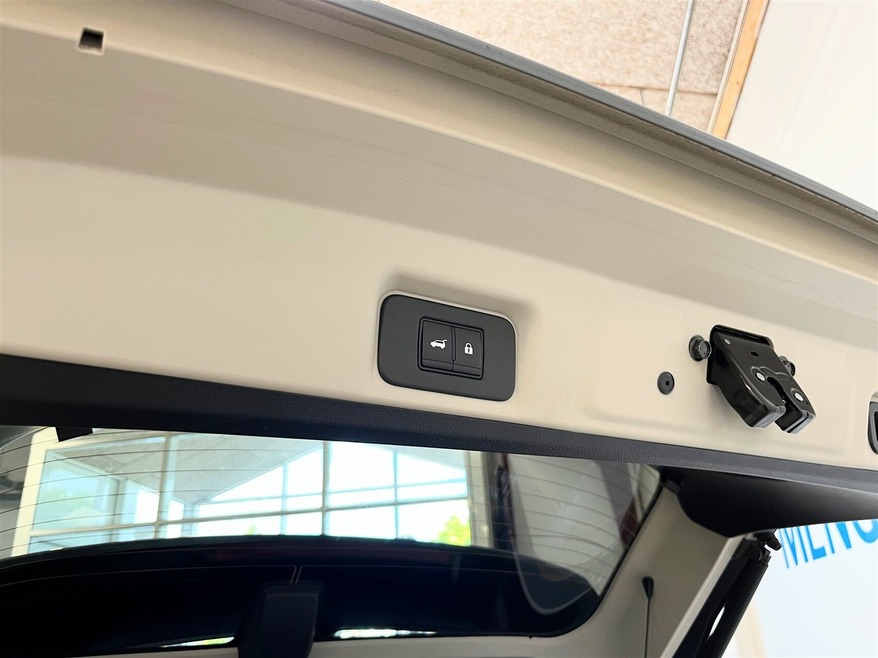 Grå Nissan Ariya fra 2025