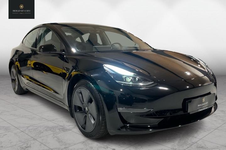 Sort Tesla Model 3 fra 2023 set udefra