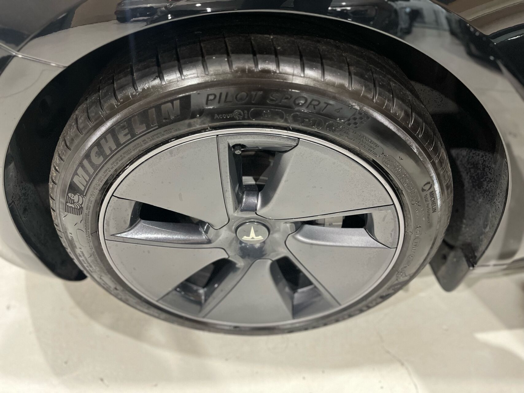 Sort Tesla Model 3 fra 2023