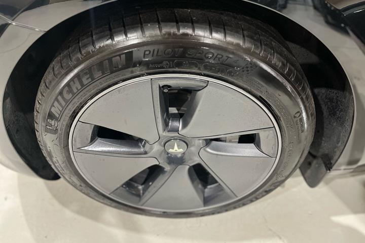 Sort Tesla Model 3 fra 2023