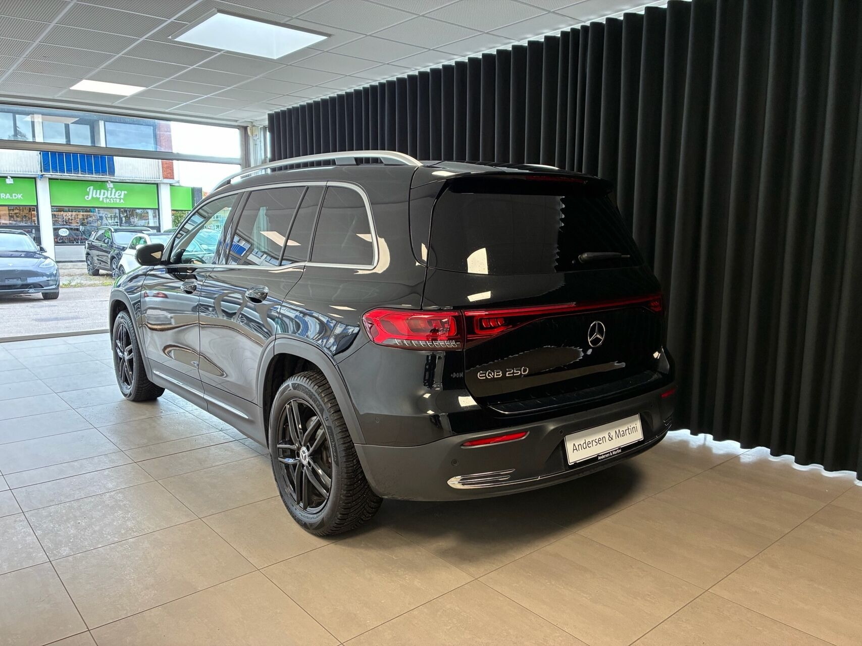 Sort Mercedes EQB 250 fra 2023