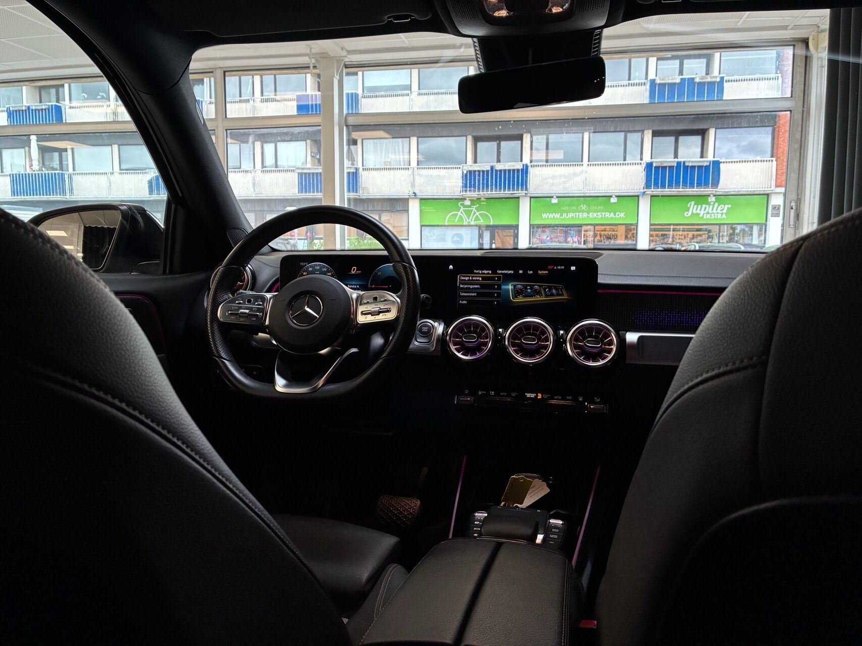 Sort Mercedes EQB 250 fra 2023