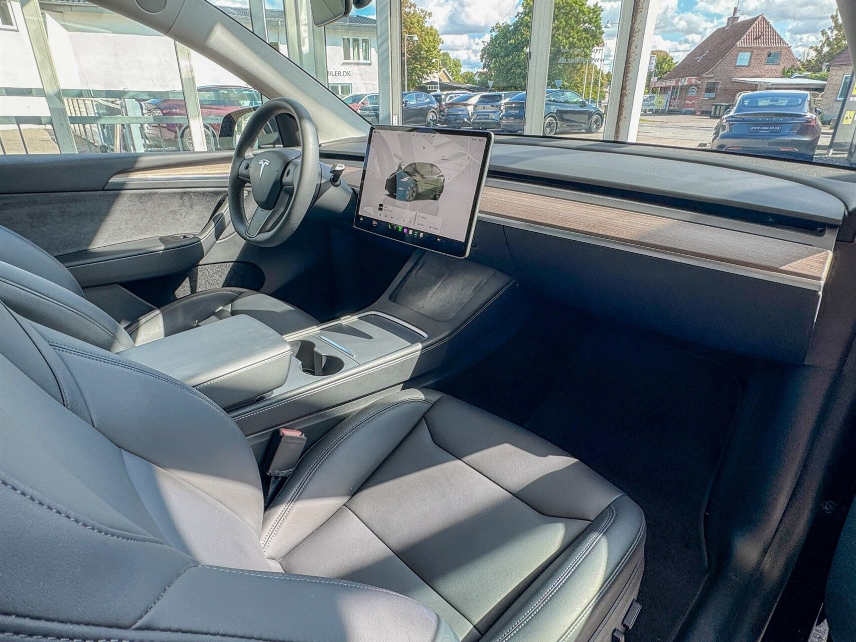 Sort Tesla Model Y fra 2025