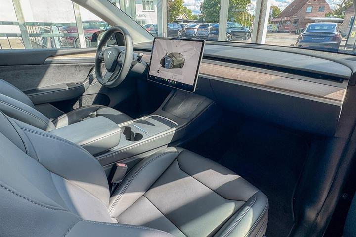 Sort Tesla Model Y fra 2025