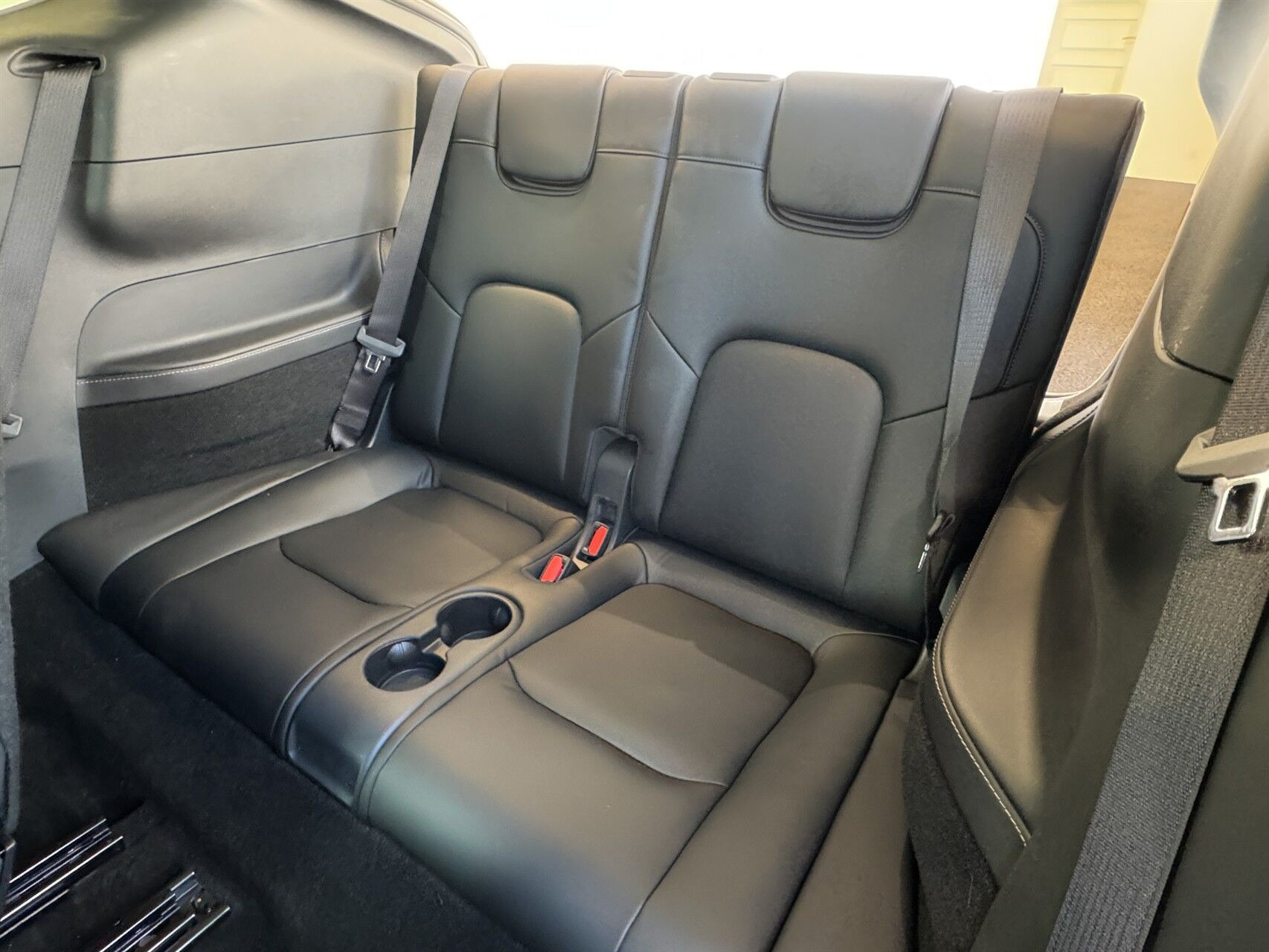 Sort Tesla Model Y fra 2025