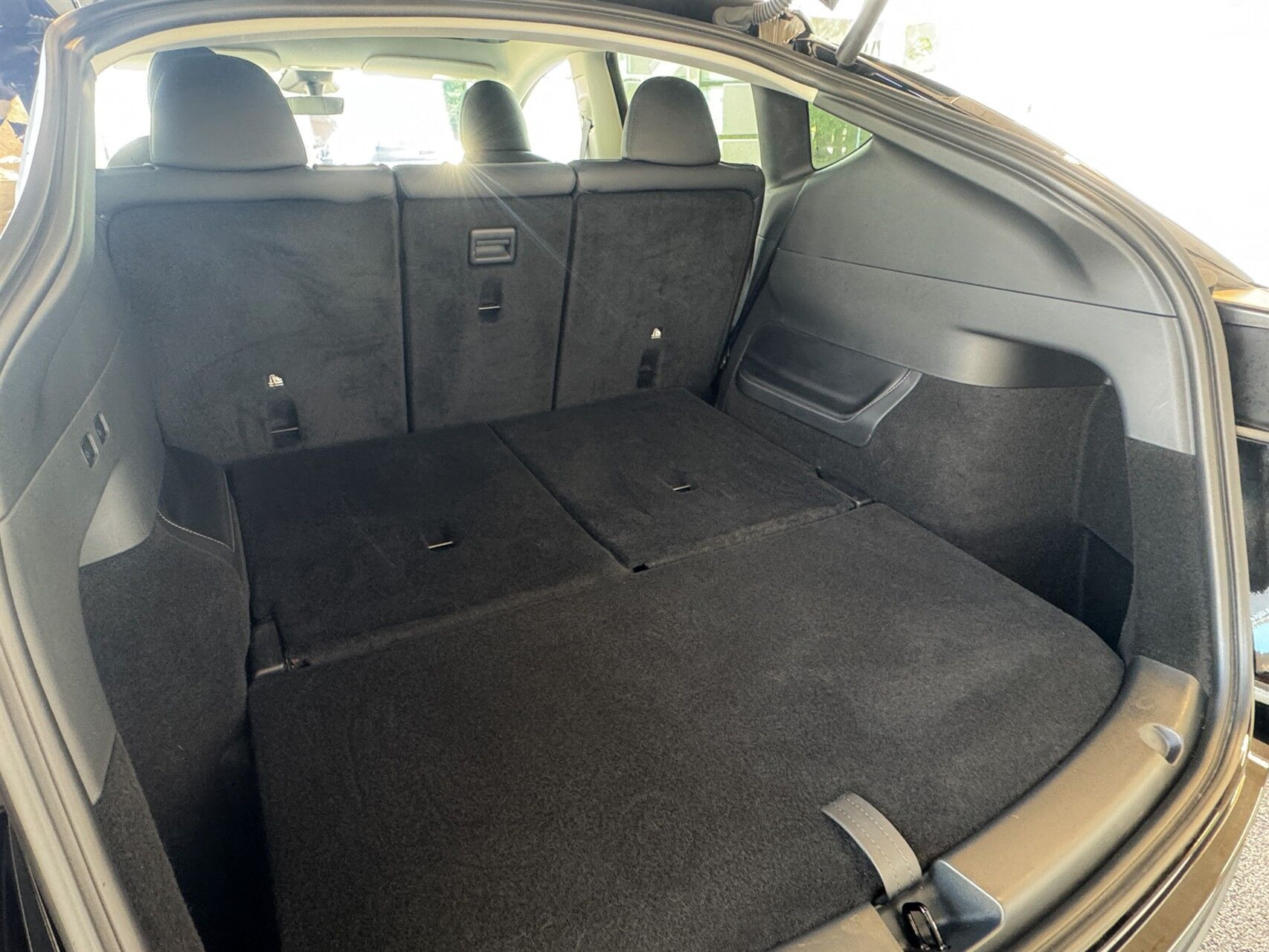 Sort Tesla Model Y fra 2025