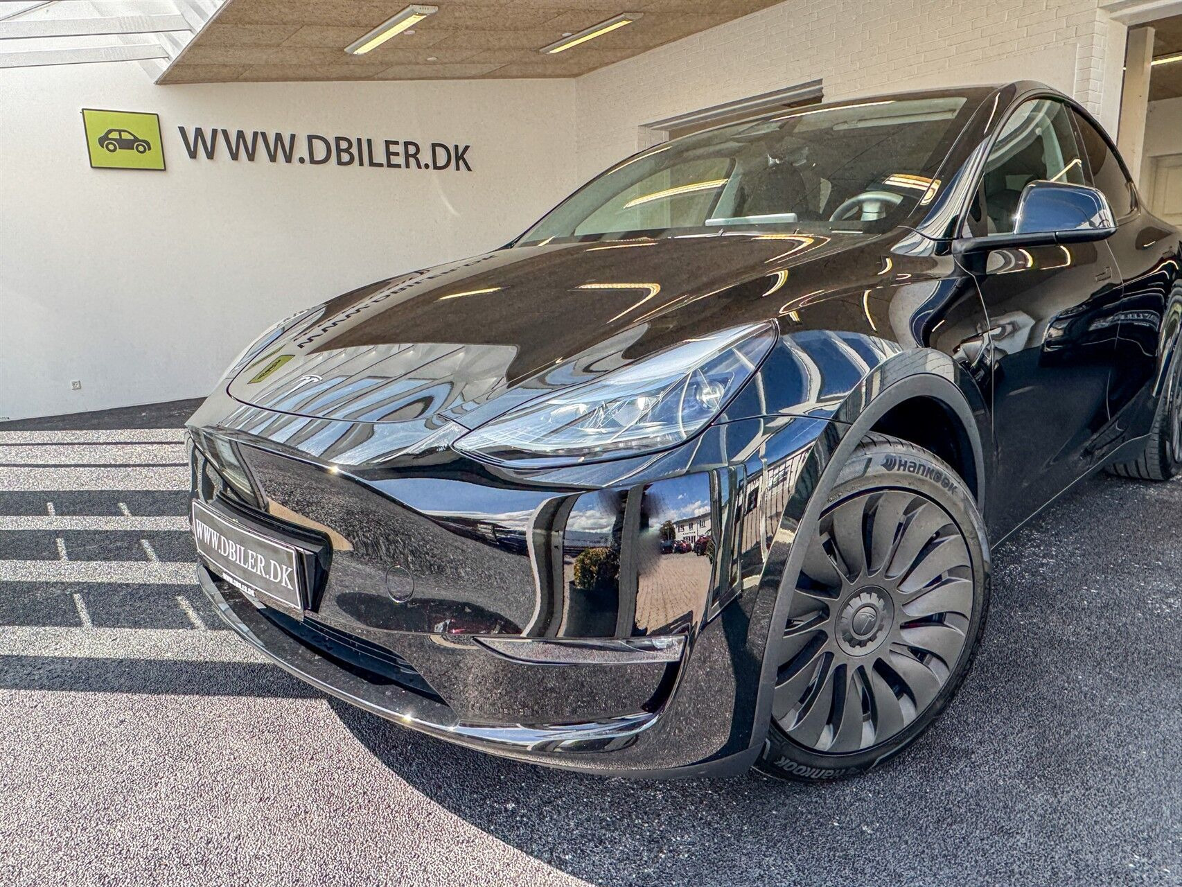Sort Tesla Model Y fra 2025
