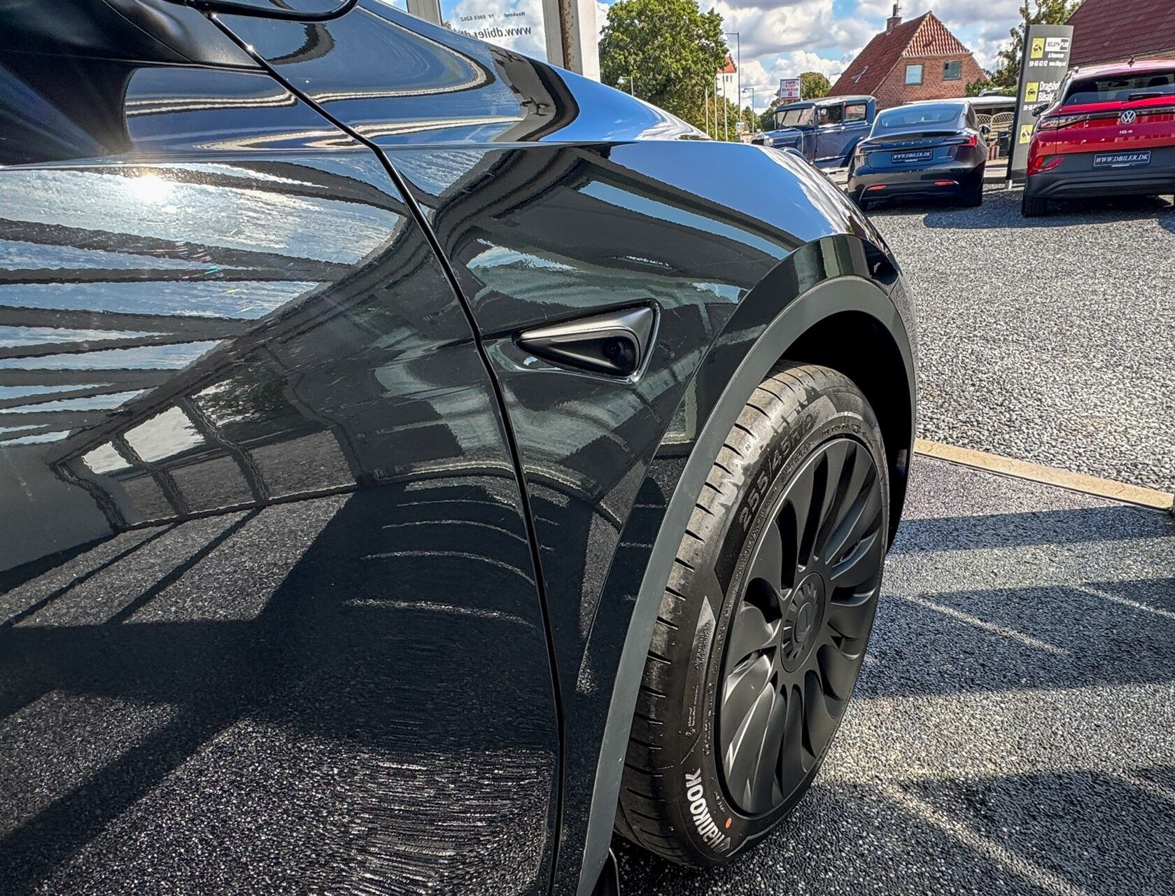 Sort Tesla Model Y fra 2025