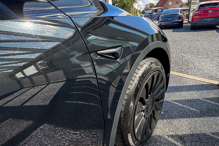 Sort Tesla Model Y fra 2025