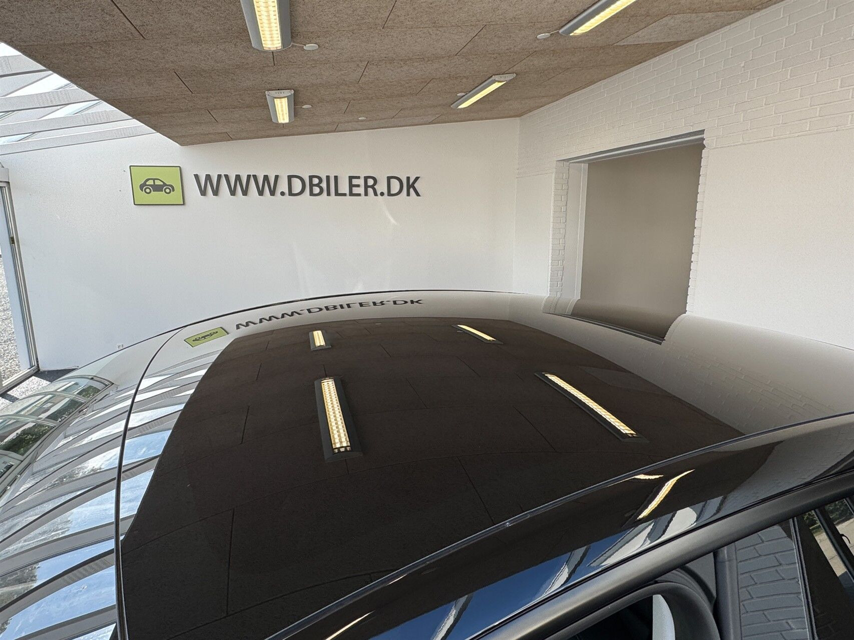 Sort Tesla Model Y fra 2025