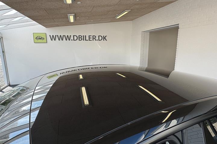 Sort Tesla Model Y fra 2025