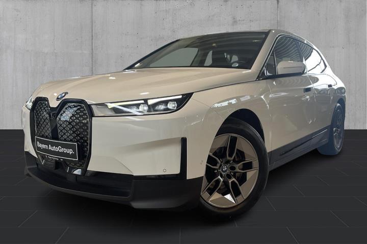 Hvid BMW iX fra 2022 set udefra