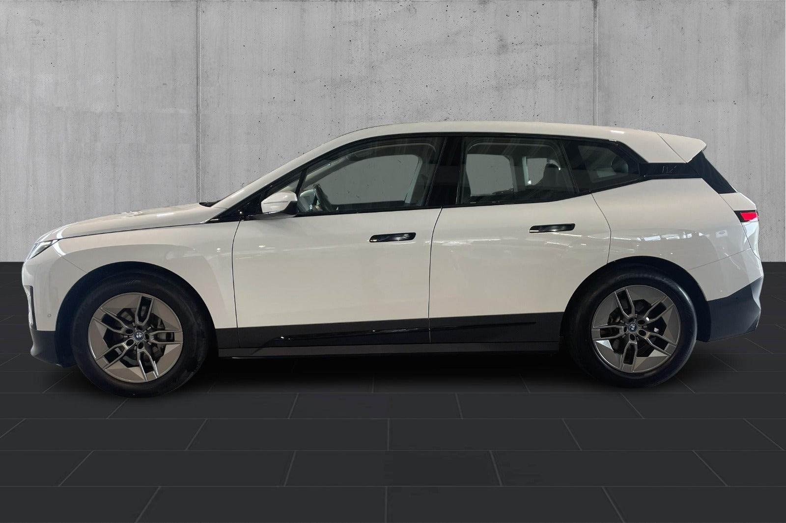 Hvid BMW iX fra 2022